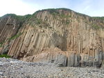 望洋台與背後的斧劈崖. 相左隱約可見斷柱岩
DSCN2742