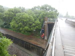 到一橋頂, 左望見引水道及有隊友在石級落引水道中, 下雨中 DSCN3949