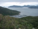 下望在滘西洲與吊鐘洲之間水道中的魚排, 背後為清水灣大帶
P9125934