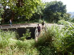 抵引水道轉右沿引水道前行 DSCN8133