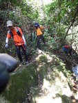右邊上頂後回望大多數隊友都右邊山路上
DSCN8289