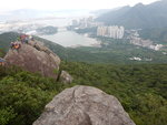 三角石(左), 石台(中)與山下的東涌市
DSCN8809