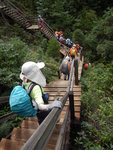 落木梯將到底, 見有隊友離木棧道轉右跨木欄&#22083;
DSCN8842