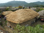 城牆頂右望樂安邑城民俗村, 有村民在屋頂, 小心呀
DSCN0560