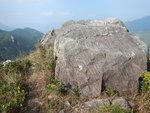 大石面有箭咀指示往左, 相左遠處是女婆山的元陽石所在 DSCN0266