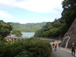 落斜, 前見一水塘, 九龍水塘, 及一石橋水壩
DSCN0534