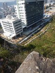 至崖邊下望見2座新建築, 2011年到此還是一地盤爛泥地
DSCN1521