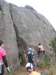 到倚天岩底, 又有隊友在攀玩倚天岩
DSCN2832