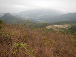 右望黃茅坑山(左)及遠處的梧桐山. 還見到山下的蓮麻坑村 DSCN5269