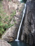 一線瀑, 小明就從瀑右石崖下攀
PA036896