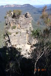過拱門便見三姊妹石之一及遠處的獨孤山 (Mount Solitary) DSCN00111