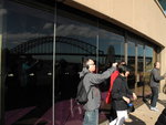 去 Concert Hall 途中經一玻璃有悉尼大橋倒影
DSCN00905