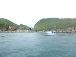 船抵南果洲果洲灣, 前見相中間的石拱門, 石拱門左邊的山頂的小廟, 今天的主角, 去拜小天后 DSCN8125