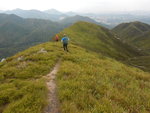 脊路中前望見山下的粉嶺上水一帶(相右)及遠處的深圳市
DSCN9143
