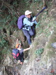 呢度上瀑頂有樹藤可攀, 而且縛了繩以策安全
PA247829