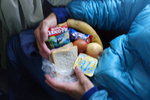 午餐袋內有香蕉, 蘋果, 三文治, 乳酪, 雞旦及糖果
DSC00334