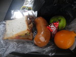 在車上進食午餐, 有大條腸, 三文治, 橙, 梨和餅
DSC00482