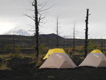 營地與 Ostry Tolbachik Volcano. 黃色是最大的雙人營, 啡色是最小的1-2人營 DSC00585