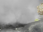 往回走經之右邊的火山口噴氣孔, 這個角度見到黃色的似琉璜的物體
DSC01578