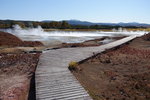Uzon Caldera (烏宗火山口) 中的木棧道, 遠處是 Bolshoy Semyachik Volcano DSC02226