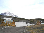 Priyut 營地中的房屋, 屋後是 Koryaksky 火山 DSCN2417
