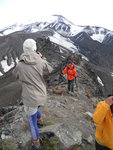 沿脊路走上至另一峰頂, 回望剛才的駝峰與背後的 Avachinsky Volcano DSCN2528