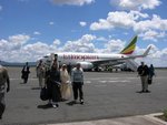 背後就是我們乘塔的埃塞俄比亞客機, 座位幾寬敞, 可能當地國人比較大塊頭呱, 益我地坐得舒服囉
IMG00009