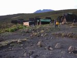 Horombo Hut (3720m) 與背後是次的目標: 
Kibo, 其最高點為Uhuru Peak (5,896m)
IMG00259
