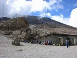 終於到 Kibo Hut (4,750m), 時約2.30pm.  從 Horombo Hut 到此約9公里路
IMG00454