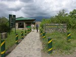 約10:15抵Arusha National Park 的Ngongongare Gate.  門票每人 US$35, 另加車輛駛入費TS11,500.  
IMG01863