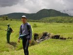 在園內 walking safari, 又幾剌激&#21523;咁&#22083;, 後面就一大群水牛 (buffalo)
IMG01887