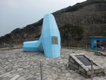 巨型的藍色錨形石，是紀念為建水庫而犧牲的工人而建的萬宜水庫紀念碑（High Island Reservoir Monument）。
DSCN5833