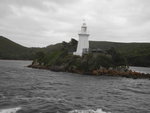 在 Macquarie Harbour 入口的 Bonnet Island 和燈塔 TAS01034