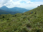 中途離脊路往右橫移, 相右是721m山頭所在, 前望見遠處的鳳凰山(左)及彌勒山(右) DSCN7175