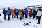 到Solheimajokull Glacier 索爾黑馬冰川, 藍衣者是帶我地行冰川的教練
DSC00343