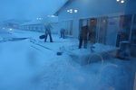 有酒店工作人員在鏟雪清出一條門口通道哩
DSC00505