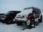湖邊停車場中積了雪的四驅車, 幸好我們是坐旁邊黑色那輛車 DSC00676