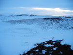 積雪白茫茫的 Skutustaoagigar Crater 和遠處的 Stutustaoir 
DSC01165