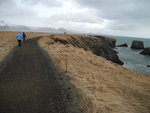 沿崖邊小路前行, 好大風, 有時有靠左走以免被風往右吹左落崖
DSC01643