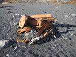 沙灘上遺留著曾經在此處擱淺沈沒最後被巨浪打成碎片的船隻殘骸
DSC01738