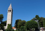 在雕像旁的 The bell tower and the Chapel of the Holy Arnir 鐘樓
201909_2200