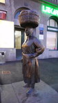 朵拉茲市場中的 Tr&#382;nica Dolac, Bronze statue of a market woman carrying a basket on her head at Dolac Market
IMG-20190925-WA2832