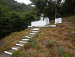 經一墓, 蘇瑞波墓, 原來是1958年11月17日在歌連臣角兒教院內被一企圖逃走的營犯在糾纏中殺死而立此碑紀念
DSCN3251