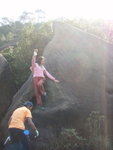 認住呢舊石呀, 一陣郭華根就係爬上呢個石頂喇 :p
P2031214