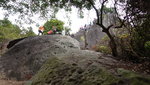 到一組大石堆前, 有隊友在攀玩
DSC00081