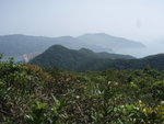 過了源頭行山路, 可以望到蓮花井山(中左)及龜山(中右), 而其後則是龍脊(左)及鶴咀山(右)
P3032495