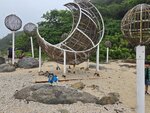 橋頭另一邊石灘中有西頁海藝術節另一展品, 日光下的月影, 從不同角度可觀賞到竹籐藝術裝置中不同形態的月亮
20250418_000037