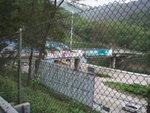 到斜坡底轉左, 通過鐵絲網可以見到有一天橋, 一陣要過橋
P4102456