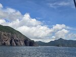 左燕子岩海洞群, 右見蚺蛇尖和山下的大灣及海中的尖洲(哈哈島)
20260630_104423