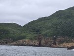 牛尾洲南岸的幽廊秘洞(相中間), 洞內可往上走至洞頂再草坡回落海邊
20260714_095953